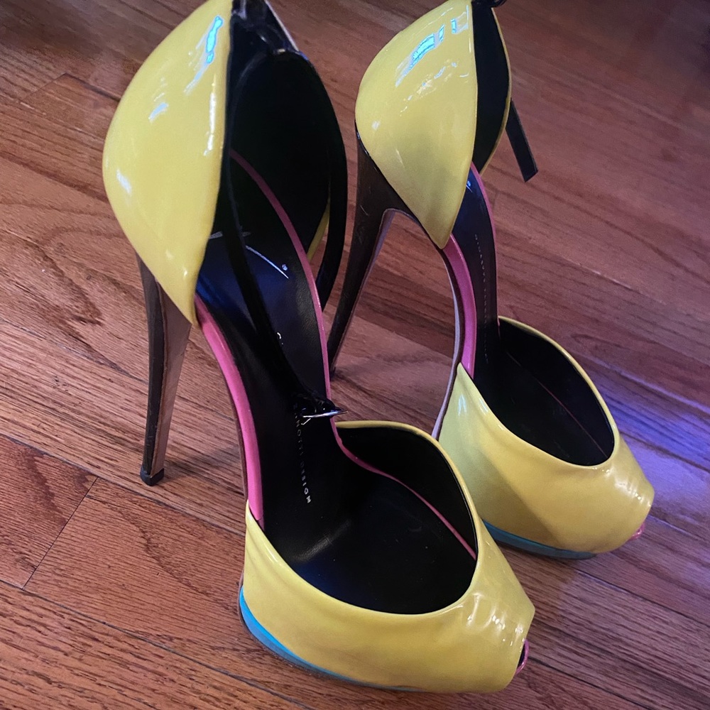 Gorgeous Giuseppe Zanotti heels perfect for summer!!!